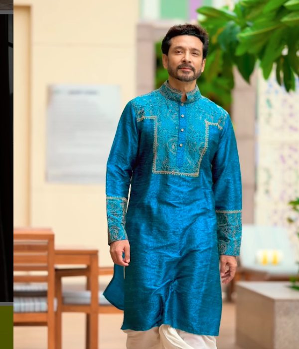 অভিষেকের নকশা করা উৎসবের পাঞ্জাবিতে টোটা রায়চৌধুরি। 