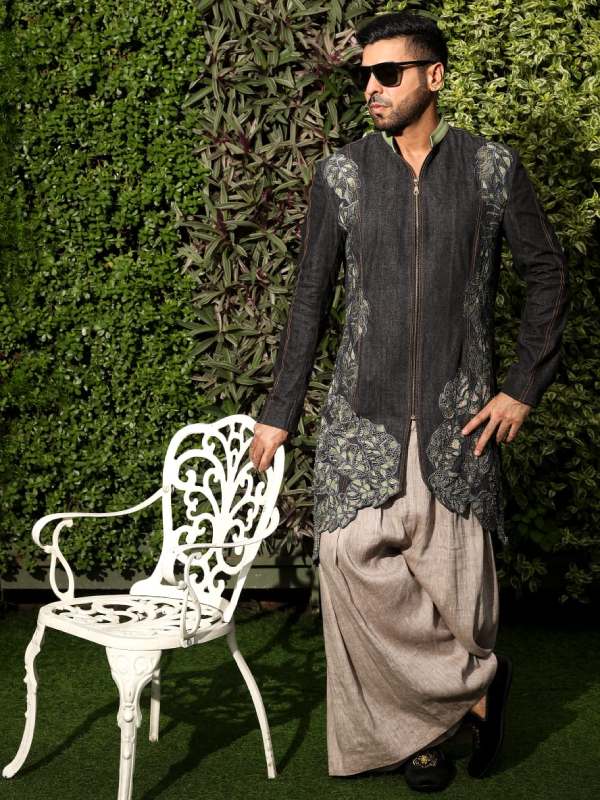 অভিষেকের নকশা করা বড় ঘের দেওয়া ছেলেদের প্যান্ট। 