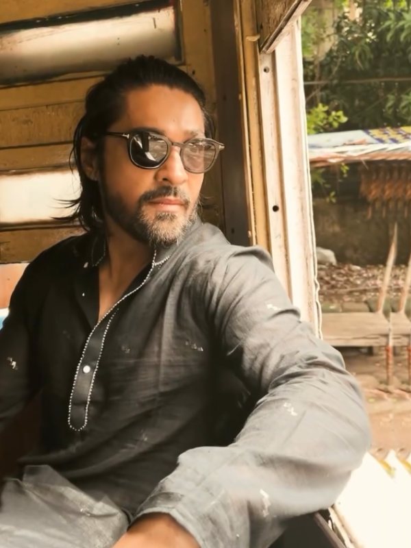 অভিষেকের নকশা করা পাঞ্জাবিতে গৌরব চট্টোপাধ্যায়।