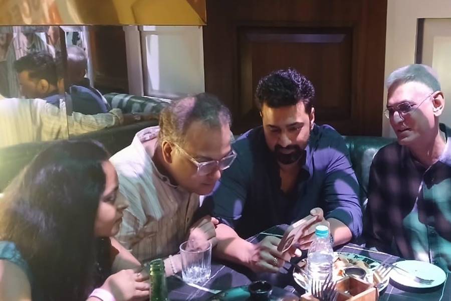 পরের ছবি নিয়ে আলোচনা?