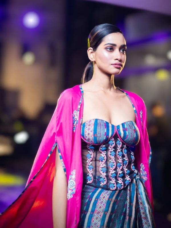 করসেট টপের সঙ্গে শ্রাগ আর ট্রাউজ়ার পরামর্শ দিয়েছেন অভিষেক দত্ত। উপরের ছবিতে তাঁরই নকশা করা করসেট টপের সঙ্গে শ্রাগ পরেছেন মডেল।