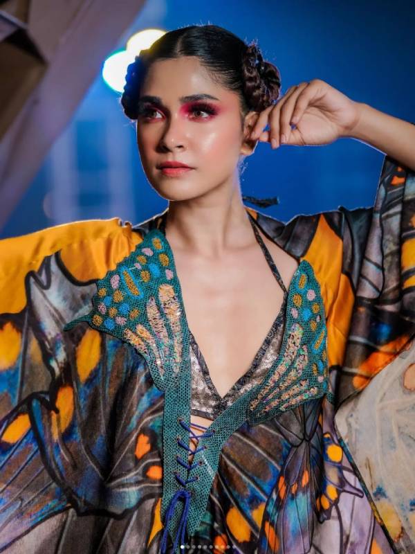 এ বছর ট্রেন্ডে রয়েছে কাফতান ড্রেস। ছবিতে অভিষেক দত্তের নকশা করা কাফতান। 