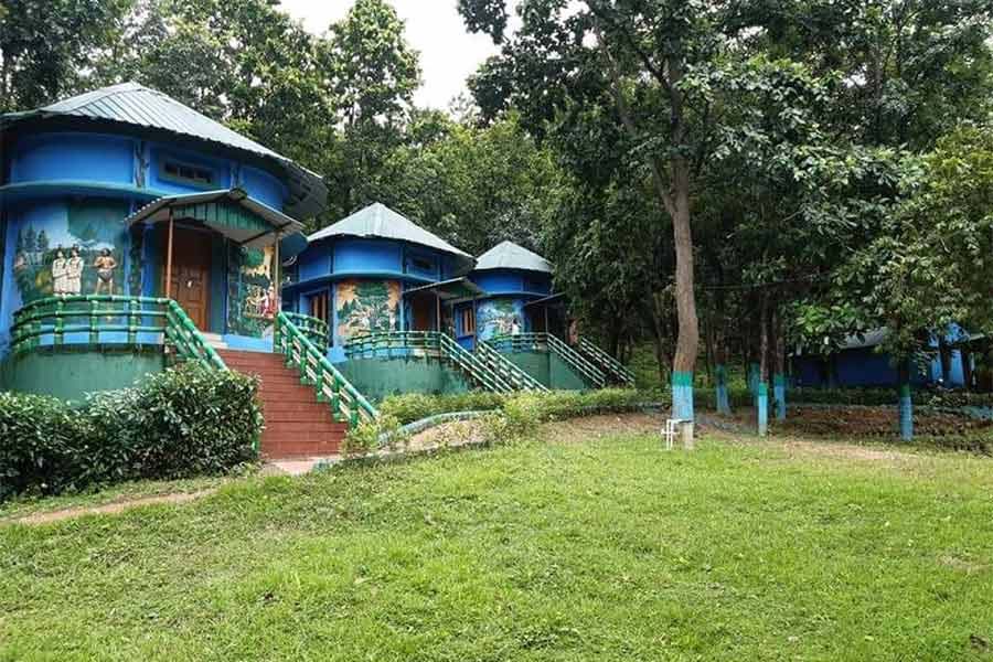 দুয়ারসিনিতে পশ্চিমবঙ্গ বনোন্নয়ন নিগমের বাংলো।