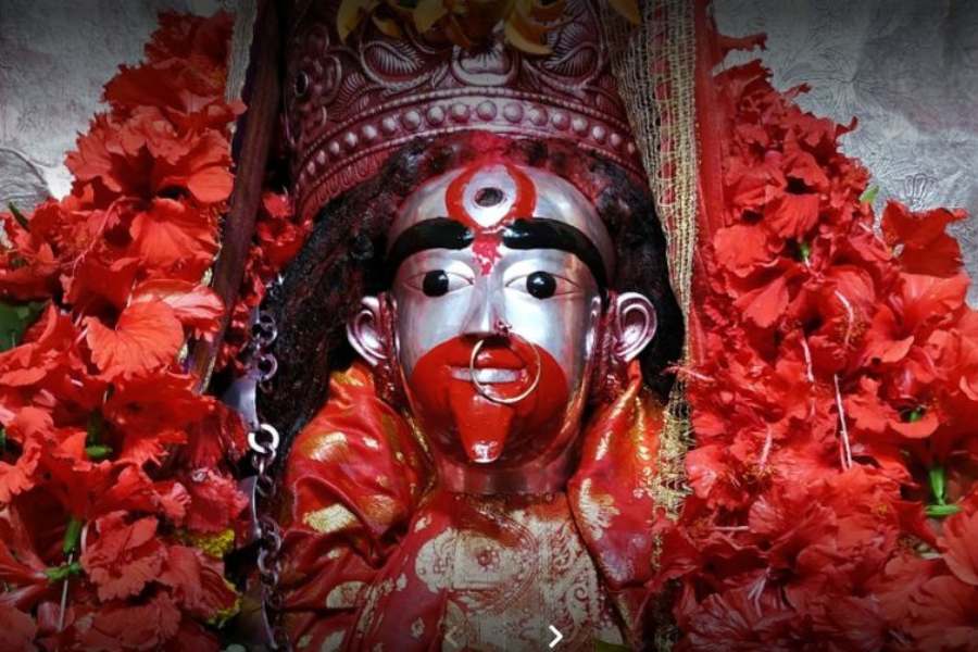 তারাপীঠ, পশ্চিমবঙ্গ: এ রাজ্যে এই মন্দিরটি তন্ত্রসাধনার এক গুরুত্বপূর্ণ জায়গা ও শক্তিপীঠ হিসাবে পরিচিত। এখানে বহু সাধক সাধনা করে মোক্ষ লাভ করেছেন। এখানে প্রতিষ্ঠিত দেবী তারা-কে অন্যান্য প্রসাদের সাথে সুরা নিবেদন করা হয়।