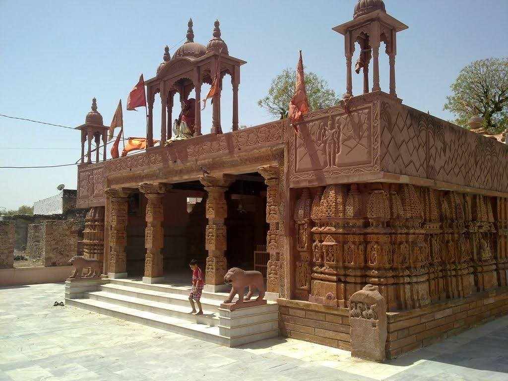 ভাওয়াল মাতা মন্দির, রাজস্থান: ১৩৮০ সালে ডাকাতদের তৈরি এই মন্দিরটির রাজস্থানে এক আলাদা মাহাত্ম্য আছে। এখানে দেবীকে দুর্গা হিসাবে পুজো করা হয়। এখানেও তাঁকে রুপার গ্লাসে সুরা নিবেদন করা হয়। 