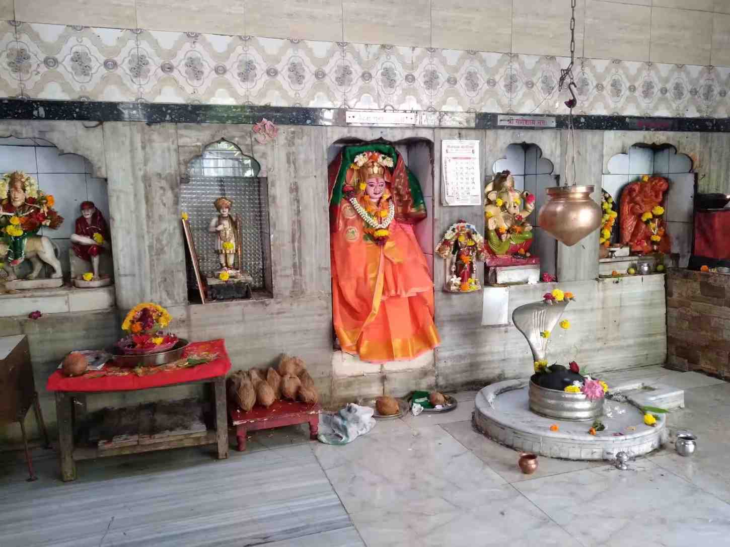 বাবা ভৈরনাথ মন্দির, মুম্বই: এই ভৈরনাথ শিবের একটি অবতার। কার্তিক একাদশীর সময়ে এখানে ভক্তদের ঢল নামে। পূজারীরা মন্দিরে বিভিন্ন সুরার বোতল নিবেদন করেন। সেই সুরা পরে প্রসাদ হিসেবে পান করেন ভক্তরা। এই প্রতিবেদনটি ‘আনন্দ উৎসব’ ফিচারের একটি অংশ