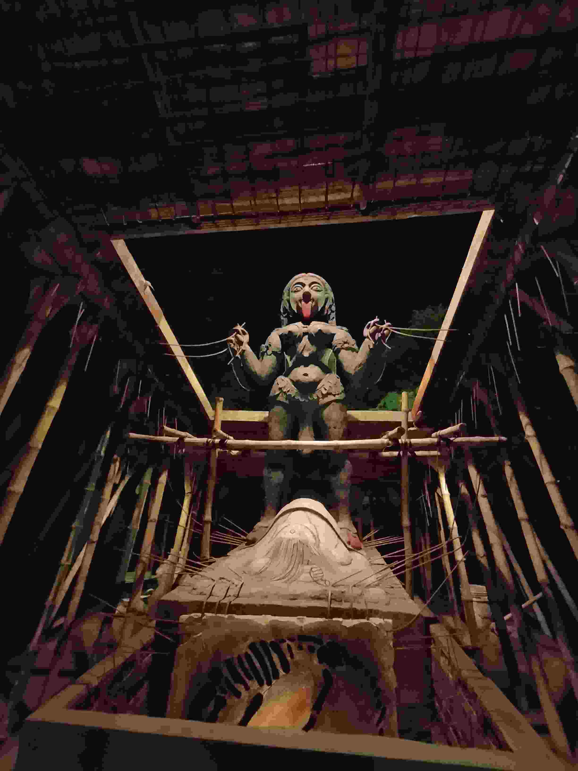 ত্রিভুবন ক্লাব। থিম: বাস্তুবায়ন