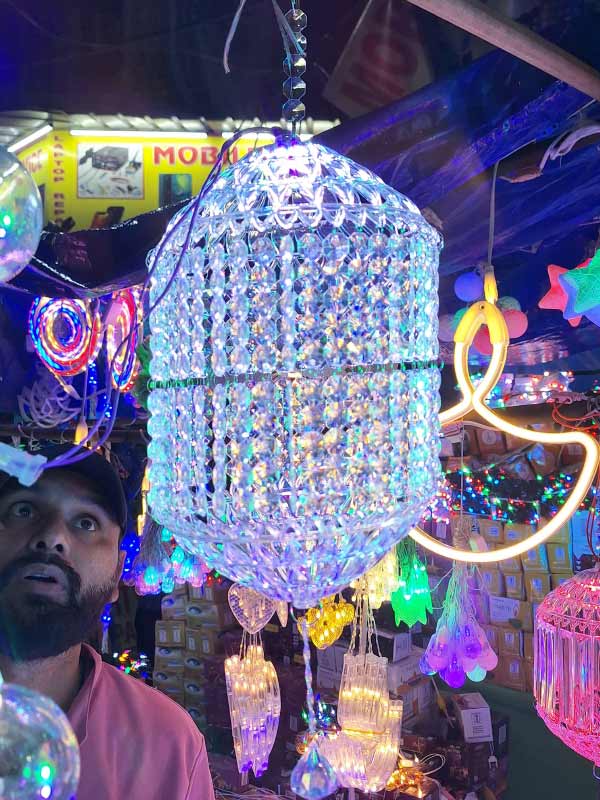 স্ফটিকের প্রতিফলনে আলো ছড়িয়ে পড়বে চারপাশে। দেওয়ালে তৈরি করবে মায়াবী আলপনা।