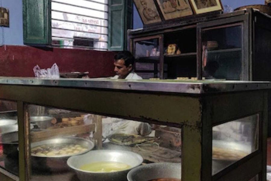 একটি বিশেষ দোকান থেকে এই মিষ্টি যায় মায়ের কাছে। না, কোন নামিদামি বিখ্যাত দোকান নয়। 