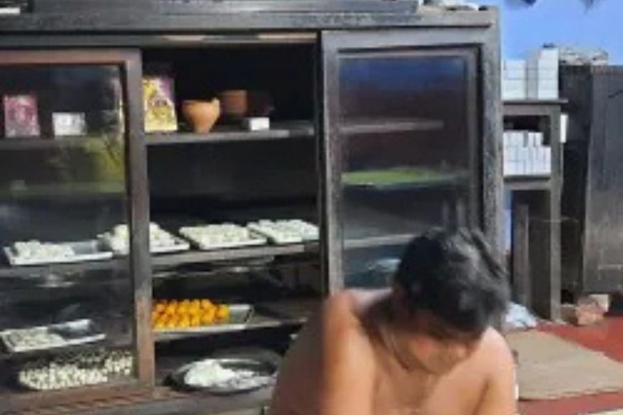 কালীঘাট মন্দিরের ঠিক পিছনেই রয়েছে সাইনবোর্ড ছাড়া এই দোকান। দোকানের অন্দরসজ্জাও খুব সাধারণ। মালিকের নামেই দোকানের নাম। 