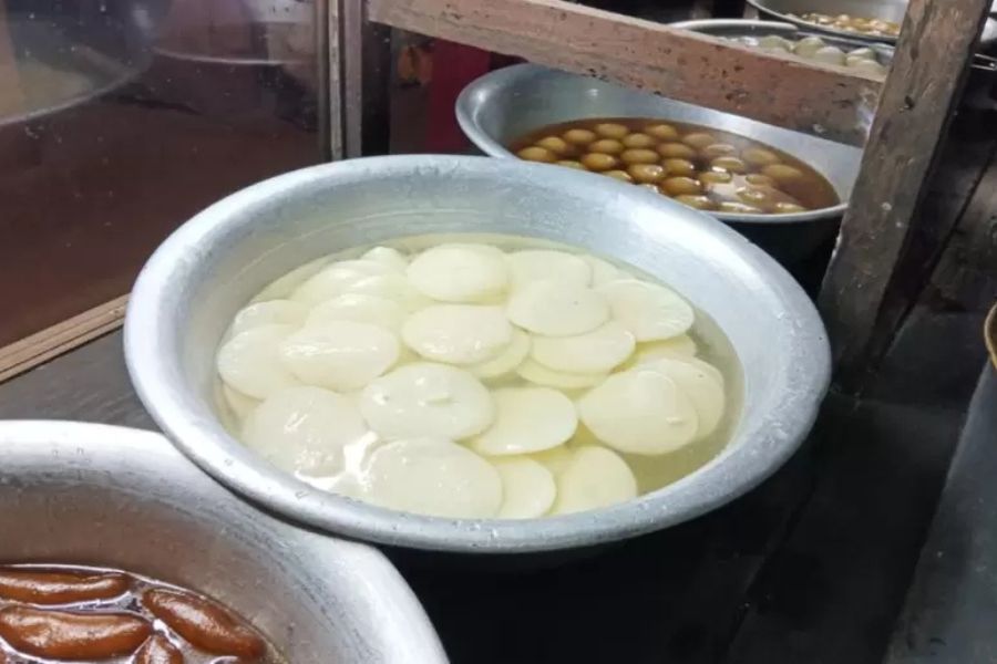 হারান মাঝির দোকানের আরও একটি বিশেষত্ব হল চ্যাপ্টা রসগোল্লা। রসগোল্লা যে ভাবে তৈরি করা হয়, সেই ভাবেই তৈরি হয় এই মিষ্টি, তবে পাকে কিছু ভিন্নতা থাকে। এই চ্যাপ্টা রসোগোল্লাই এখানে ক্ষীরমোহন নামে পরিচিত। অনেক দূর থেকেও লোকজন আসেন এই মিষ্টি কিনতে। এই প্রতিবেদনটি ‘আনন্দ উৎসব’ ফিচারের একটি অংশ।