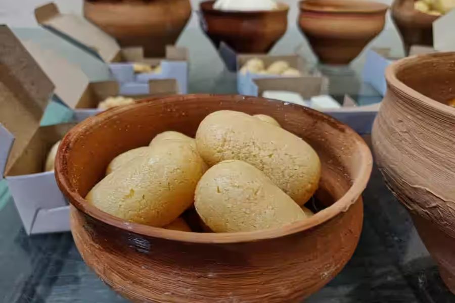 হারান মাঝির দোকান নামেই পরিচিত এই ছোট্ট দোকানটি। ছোট ও বড় সাইজের রসগোল্লা, চমচম, ক্ষীরমোহন, কমলাভোগ এবং তোতাপুলি সমেত বিভিন্ন রকমের মিষ্টি মায়ের ভোগে যায়। 