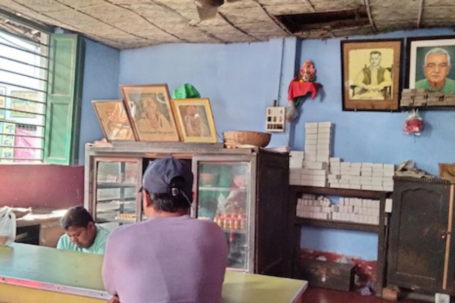 প্রায় ১৫০ বছরেরও বেশি পুরনো এই দোকান চলে আসছে চার পুরুষ ধরে। হাওড়ার দেউলটির বাসিন্দা হারান মাঝি এই দোকান প্রতিষ্ঠা করেছিলেন। বর্তমানে এই দোকান চালাচ্ছেন বুঝাই মাঝি। 