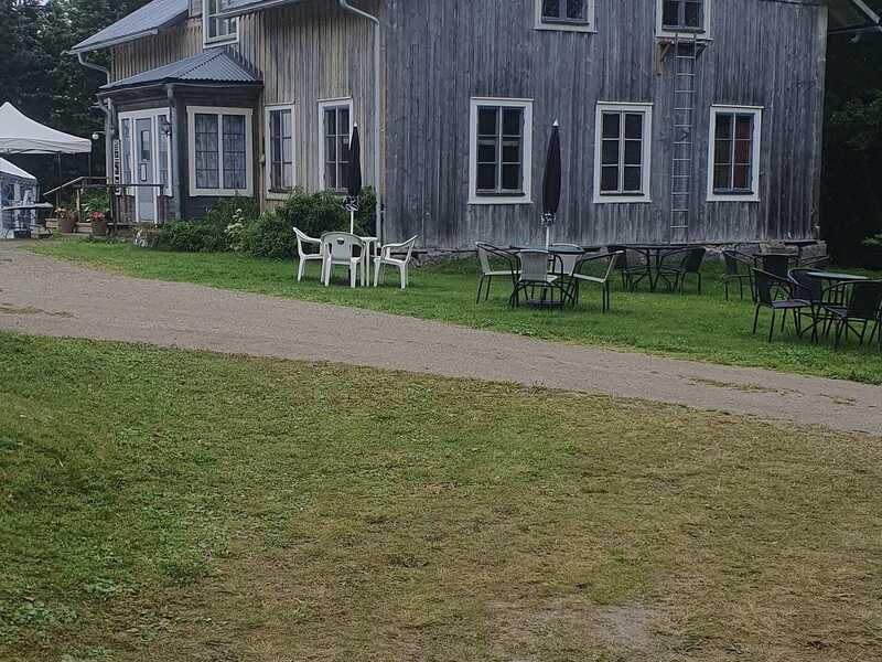 সুইডেনের বোর্গভ্যাটনেট শহরের এই বাড়িটি ঘিরে রয়েছে তেমনই কিছু কাহিনি। ইন্টারনেটে সার্চ করলেও তাই পৃথিবীর সবচেয়ে ভূতুড়ে জায়গার তালিকায় চলে আসে এটির নাম।