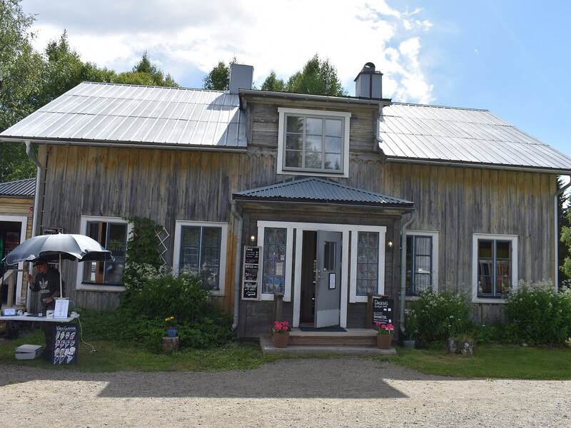 ভিকারেজ। মানে চার্চের ভিকারের থাকার জায়গা। সেই হিসাবেই তৈরি হয়েছিল বাড়িটি। কিন্তু কী ভাবে সেটা পুরোপুরি ভূতের আড্ডা হয়ে দাঁড়াল, তা বলা মুশকিল। কোনও ইতিহাস বইয়েই তার ব্যাখ্যা পাওয়া যায় না।