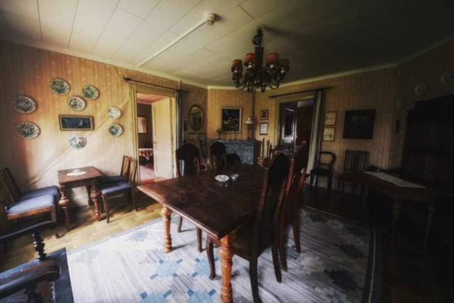 তবে শোনা যায়, এক সময়ে এই ভিকারেজটি ছেড়ে দিয়েছিল চার্চ। প্রায় খালিই পড়ে থাকত এটি। আর তার পরেই ধীরে ধীরে এটা নাকি ভূতের বাড়িতে পরিণত হয়।