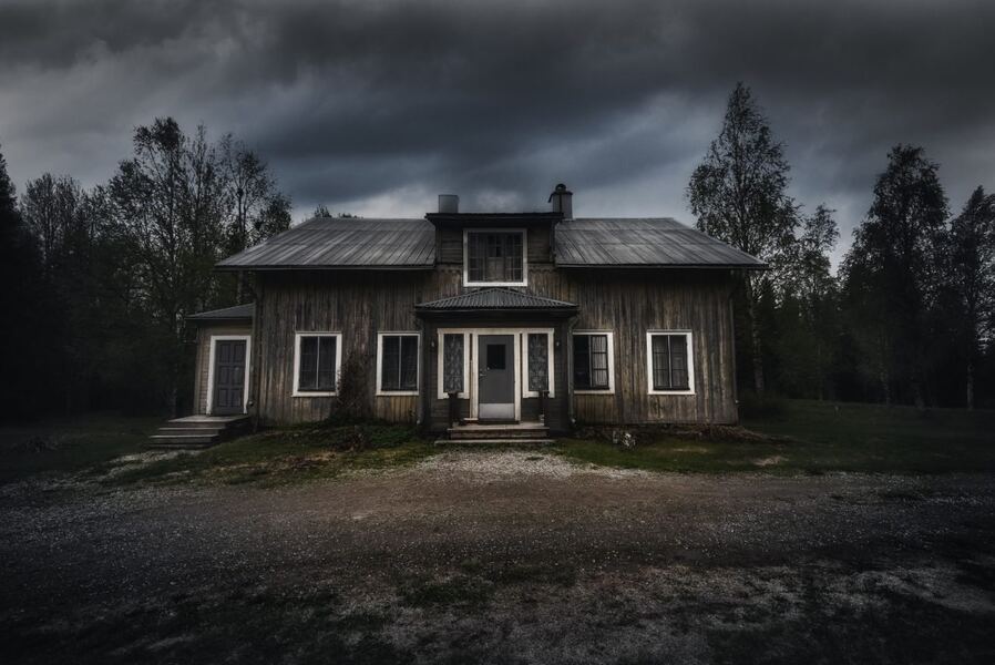 এখন দেশের সবচেয়ে ভয়ের জায়গা হিসাবে পরিচিত বাড়িটিতেও গড়ে উঠেছে একটা ক্যাফে। ক্যাফে কাম পাব। তবে সেটাও চলে সারা দিন ধরে। রাতে সাত তাড়াতাড়ি বন্ধ হয়ে যায়।