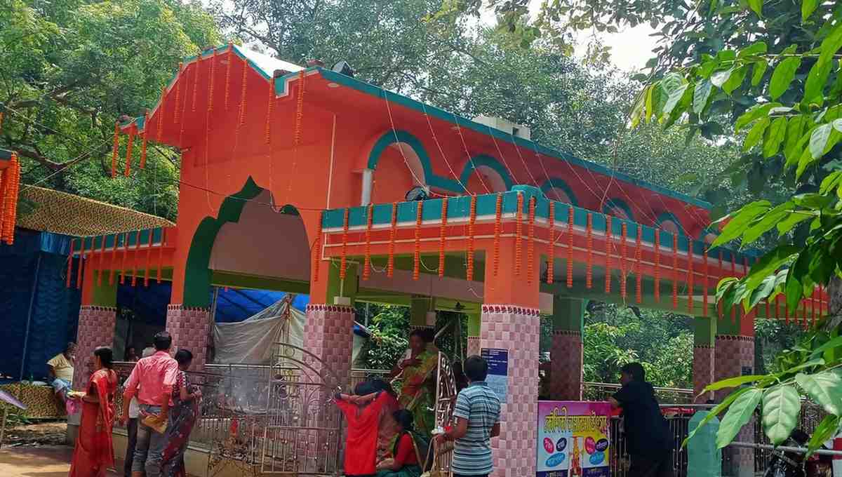 বীরভূমের কালীক্ষেত্র গুলির মধ্যে অন্যতম সিউড়ি শহর থেকে কিছুটা দূরে পুরন্দরপুরের কাছে বেহিরা কালীতলা।  এই মন্দির ঘিরে আছে অজস্র কাহিনি। প্রত্যেক বছর কালীপুজোর অমাবস্যায় এখানে ভক্তদের ঢল নামে।