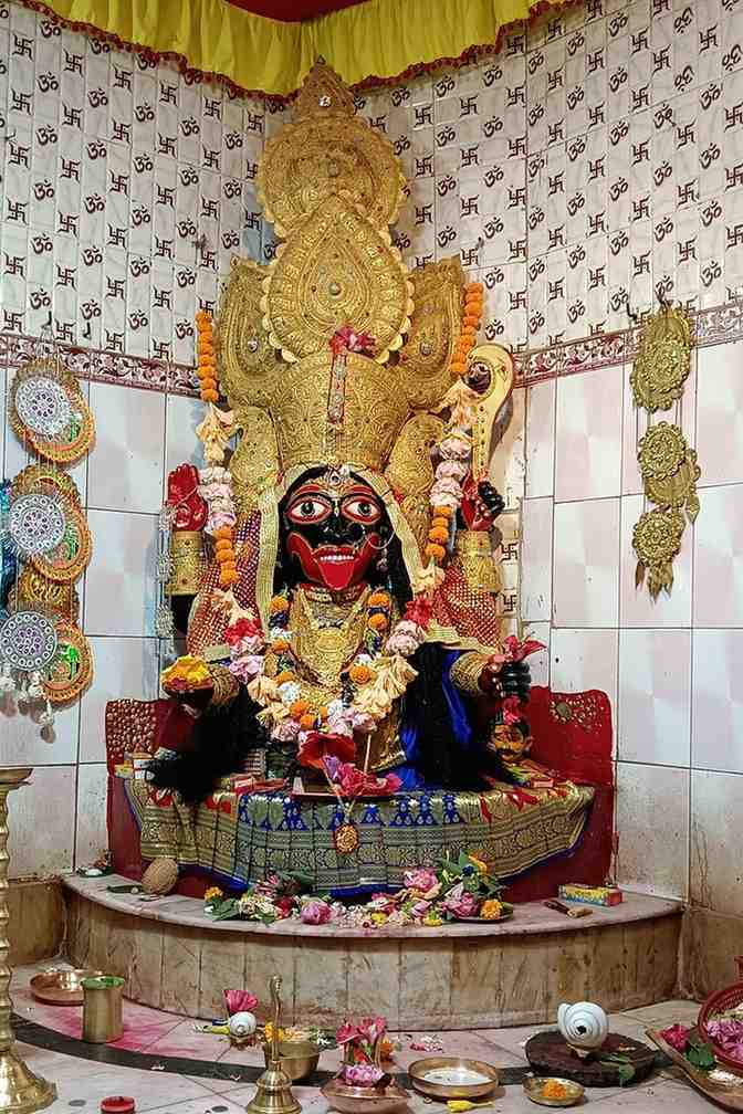 জঙ্গলের ভিতরে নিরিবিলি অঞ্চলে এই পুজো হয়ে আসছে বহু বছর ধরে। এই মন্দিরের কালী নিম্ববাসিনী কালী নামে পরিচিত গোটা বীরভূম তথা বাংলা জুড়ে। এই নিম্ববাসিনী মায়ের এক বিশেষ বৈশিষ্ট্য আছে।  এখানে দেবী দুর্গা পুজোর সময়ে দুর্গা, অন্নপূর্ণা, কালী এবং অন্যান্য রূপে পূজিত হয়ে থাকেন।  