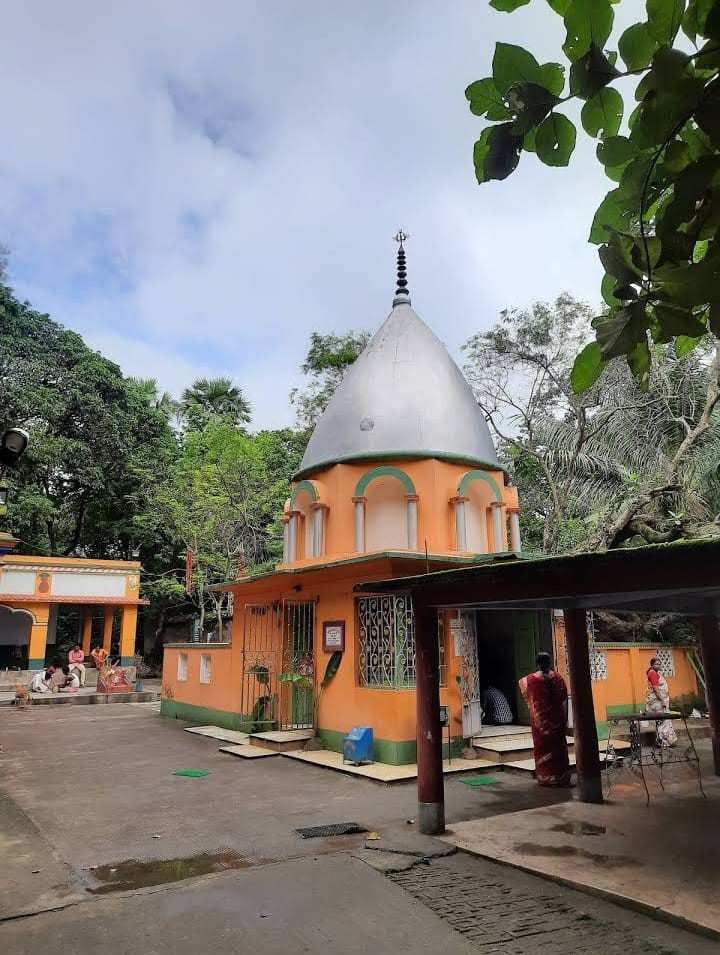 এ ছাড়াও রয়েছে কিছু সমাধিস্থল ও একটি আশ্রম।  এই মন্দির প্রাঙ্গণে আজও জঙ্গলে ঢাকা, নিরিবিলি পরিবেশ। এক কোণে অধিষ্ঠিত দেবী। 