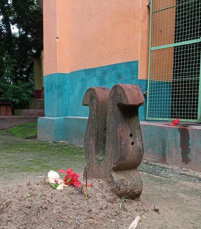 এর পিছনে রয়েছে অন্য কাহিনি। কাশীতে বাবা বিশ্বনাথকে রেখে অষ্টাবক্র মুনি একা মাকে নিয়ে এসেছিলেন বলেই নাকি এখানে মহাদেব নেই। তবে তিনি না থাকলেও পাশে রয়েছে একটি শিবলিঙ্গ।  এই প্রতিবেদনটি ‘আনন্দ উৎসব’ ফিচারের একটি অংশ