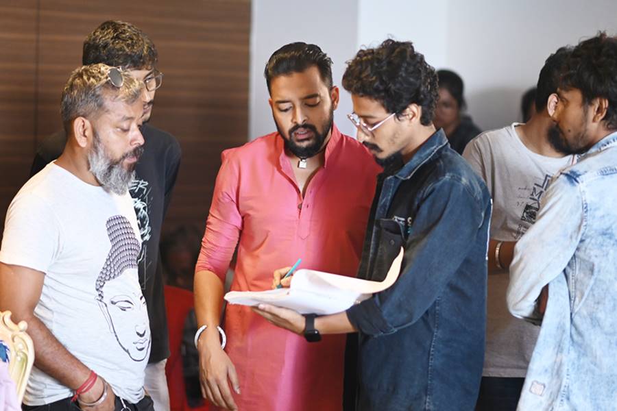 পরিচালকের থেকে শট বুঝে নিচ্ছেন সৌরভ।