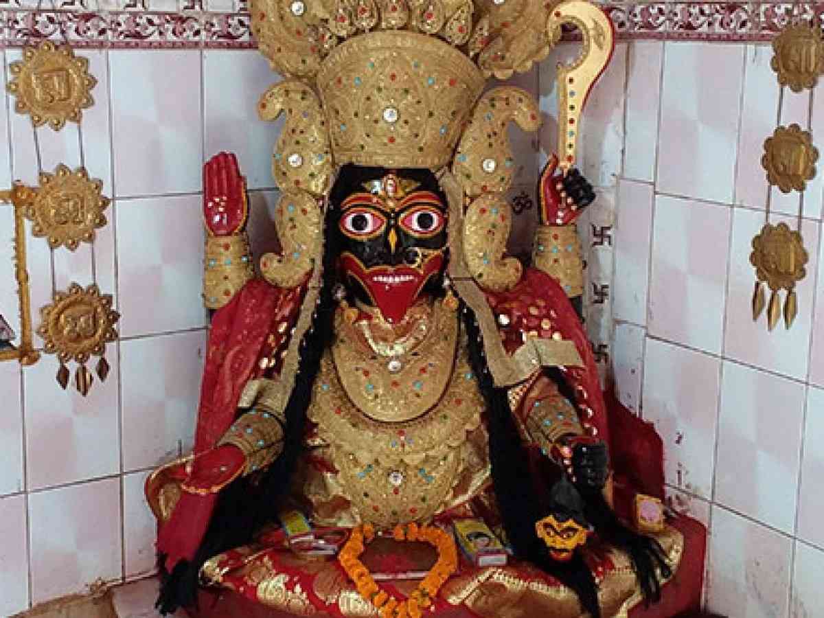 এখানে তাঁর এক মৃন্ময়ী রূপ দেখা যায়। পরনে বেনারসি, নাকে নথ। এখানে দেবীর সঙ্গে মহাদেবকে দেখা যায় না যদিও।