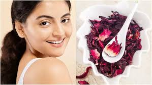 ত্বকের জন্য উপকারী  জবা ফুল, চুলের পাশাপাশি ত্বকের জন্যও খুবই উপকারী। এটি ব্রণ, সান-ট্যান এবং ডার্ক সার্কেল থেকে মুক্তি পেতে বিশেষভাবে কার্যকরী। ত্বকের কালচে ভাব দূর করে ফর্সা করতেও ব্যবহৃত হয়।  ত্বকের বলিরেখা দূর করতে কাজ করে জবা।