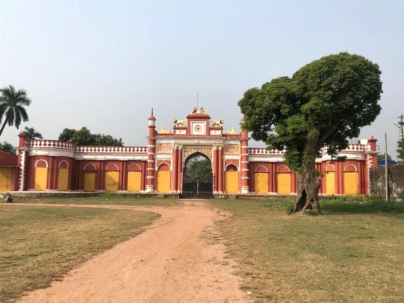 দিন এগোয় আরও। সিংহাসনে তখন কৃষ্ণচন্দ্রের প্রপৌত্র গিরিশচন্দ্র। তিনি মূর্তি তোলার আদেশ দেন। উত্তোলনের সময়ে গণেশ ঠাকুরের শুঁড়টি যায় ভেঙে। এমত অবস্থায় অনেক সিদ্ধান্তের পরে বিধান দেওয়া হয় যে, গণেশ ঠাকুরের মূর্তিটিকে মা ভবতারিণীর মূর্তিতে পরিবর্তন করা হলে সব শুদ্ধি হবে। এবং সেই মতো গড়ে ওঠে মা ভবতারিণীর মূর্তি। 