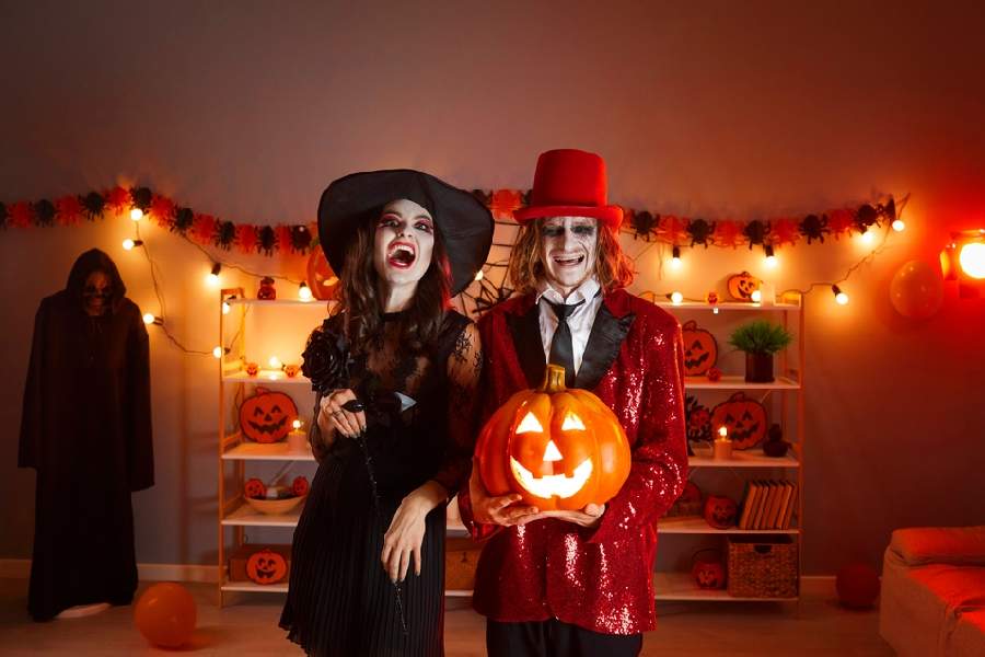 কলকাতার বড়বাজারে বিক্রি হচ্ছে হ্যালোউইনের সাজের সব সামগ্রী।