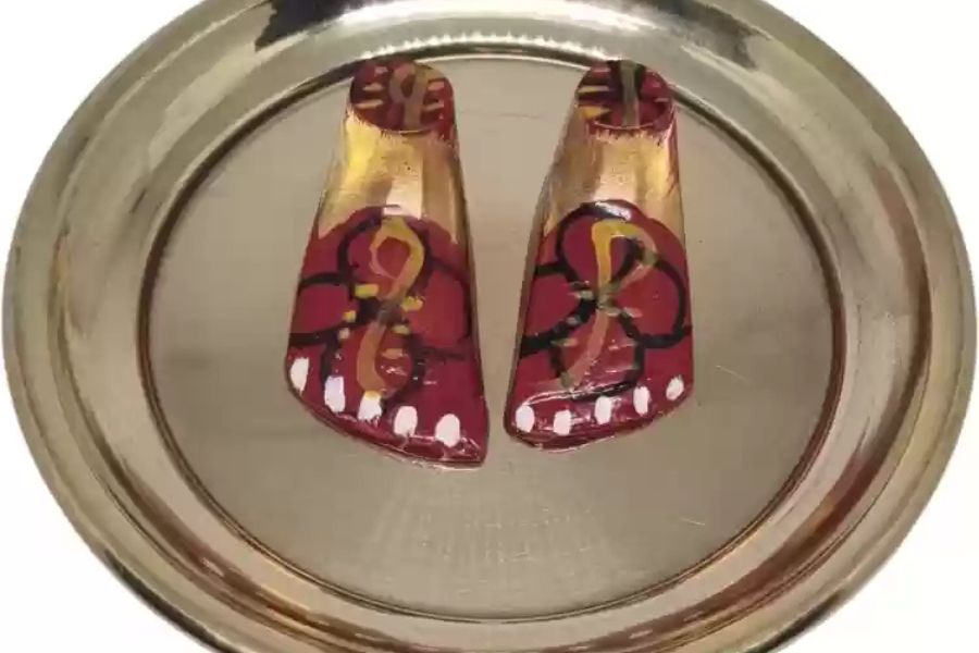 ওসি এক দিন সেই এলাকা ঘুরে দেখতে গেলেন। হঠাৎই পাথরের গায়ে দেবীর পায়ের ছাপ দেখেন। এর পরেই তিনি স্বপ্নাদেশ পান। 