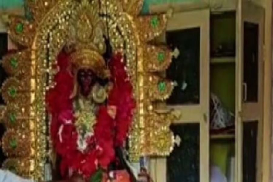 তারপর থেকেই এখানে পুজো শুরু করেন ওই পুলিশ অফিসার। শোনা যায়, যেহেতু মায়ের পায়ের ছাপ এই পাহাড়ি অঞ্চলে পড়েছিল, তাই এলাকাটির নাম হয় চরণপাহাড়ি। 