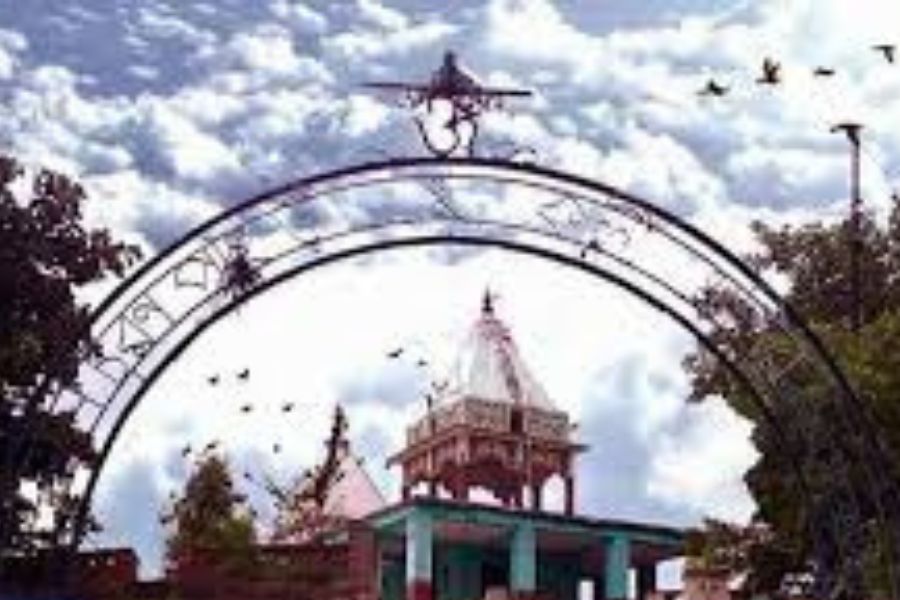 চরণপাহাড়ি কালীর মন্দিরটি উঁচু এক টিলার উপরে। দূর-দূরান্ত থেকে আজও বহু ভক্ত আসেন মায়ের আরাধনা করতে। 