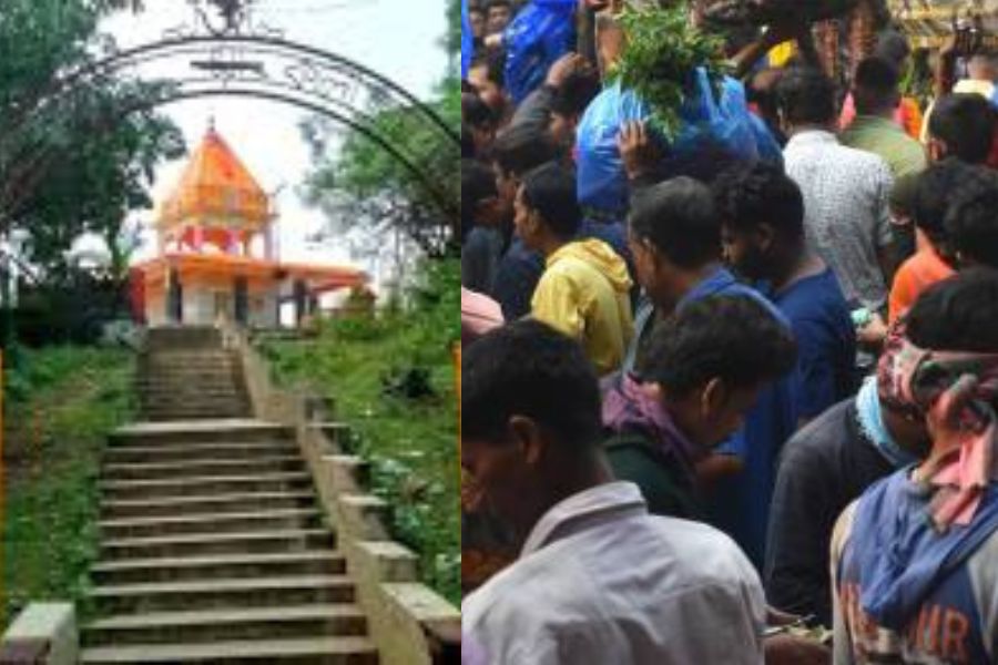 দীপান্বিতা অমাবস্যায় উপচে পড়ে ভিড়। ৭৭-৭৮ বছর হয়ে গেল। শুধু হিন্দুরা নন, সম্প্রীতির আবহে আজও সকল ধর্মের মানুষ মায়ের পুজোর আয়োজন করেন। এই প্রতিবেদনটি ‘আনন্দ উৎসব’ ফিচারের একটি অংশ।