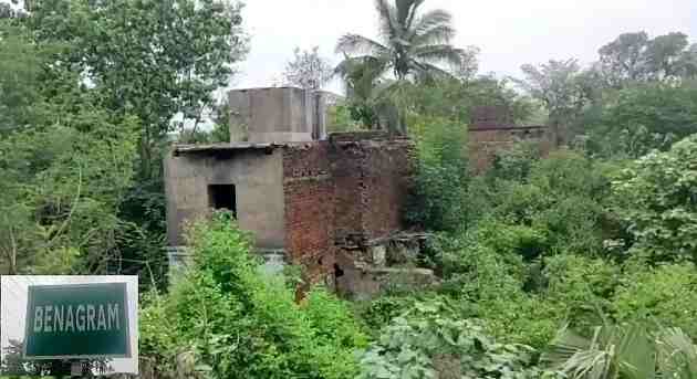  ৩।  আসানসোলের বেনাগ্রাম: আপনি বেনাগ্রামে গেলে দেখতে পাবেন বহু পরিত্যক্ত বাড়ি, চাষের ক্ষেত, এমনকি কারখানাও রয়েছে, তবুও এই গ্রামটি এক্কেবারে জনশূন্য। কারণ এই সম্পূর্ণ গ্রামটি ভৌতিক গ্রাম হিসেবে পরিচিত । স্থানীয় মানুষদের মতে একসময় এই গ্রামটি দুষ্কৃতীদের আখড়া ছিল। 