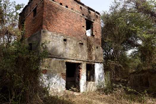 এই দুষ্কৃতীরা গ্রামের সাধারণ মানুষদেরকে নির্মমভাবে হত্যা করে কাছের রেল লাইনে কবর দিয়ে দিত । এই ভাবে দুষ্কৃতীরা গোটা গ্রামে হত্যা লীলা চালায় । এই ঘটনার পর থেকেই রাতে এখান দিয়ে যাতায়াত করলে আজও অদ্ভুত কিছু শব্দ এবং আওয়াজ ভেসে যায় ।
