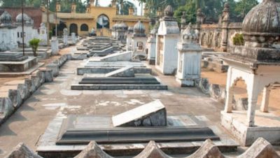 ৪।  মুর্শিদাবাদের জাফরগঞ্জ সিমেট্রি: ঐতিহাসিক স্থান মুর্শিদাবাদের ইতিহাস চৰ্চা করলে জানা যায় এই সিমেট্রি একসময় 'কিচেন গার্ডেন' হিসেবে পরিচিত ছিল । পরবর্তী কালে বাংলার বিখ্যাত নবাবদের এখানেই সমাধি দেওয়া হয়। 