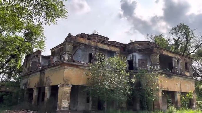 ৫। খড়দহের পরিত্যক্ত বাড়ি: খড়দহে হুগলি নদীর তীরে অবস্থিত ২০০ বছর প্রাচীন এই বাড়িটি একসময় ব্রিটিশ ফায়ার ব্রিগেডের অফিস ছিল । স্থানীয় মানুষরা বেশ কিছু বছর ধরে কিছু অদ্ভুত ক্রিয়াকলাপ অনুভব করেন এখানে, যেমন হঠাৎ করে ঠাণ্ডা বাতাস বয়ে যাওয়া কিংবা হঠাৎ করে কিছু পড়ে যাওয়া, এমনকি কান্নার আওয়াজ পর্যন্ত শুনতে পাওয়া যায়। তাই রাত্রিবেলা কেউই সচরাচর এই এলাকার আশেপাশেও যেতে চান না। এই প্রতিবেদনটি ‘আনন্দ উৎসব’ ফিচারের একটি অংশ।