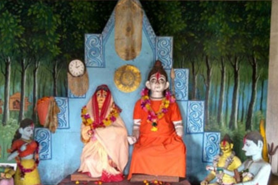 ভবানী পাঠক এবং দেবী চৌধুরানীর বিগ্রহ