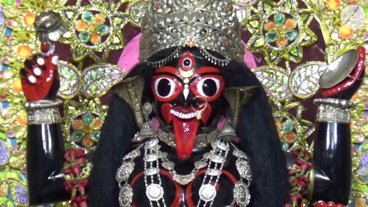 এই দুই মন্দিরের মাঝে রয়েছেন নবদ্বীপের কিংবদন্তি পোড়ামা। বলা হয়, পোড়ামা এই দু’জনকে দু’দিক দিয়ে ধরে রেখেছেন।  সে বহু যুগের কথা। রামভদ্র সিদ্ধান্তবাগীশ মা দক্ষিণাকালীর সাধক ছিলেন। গোপাল মন্ত্রে সিদ্ধ অন্য এক পণ্ডিতের সঙ্গে তাঁর শাস্ত্রীয় বিচার হয়। 