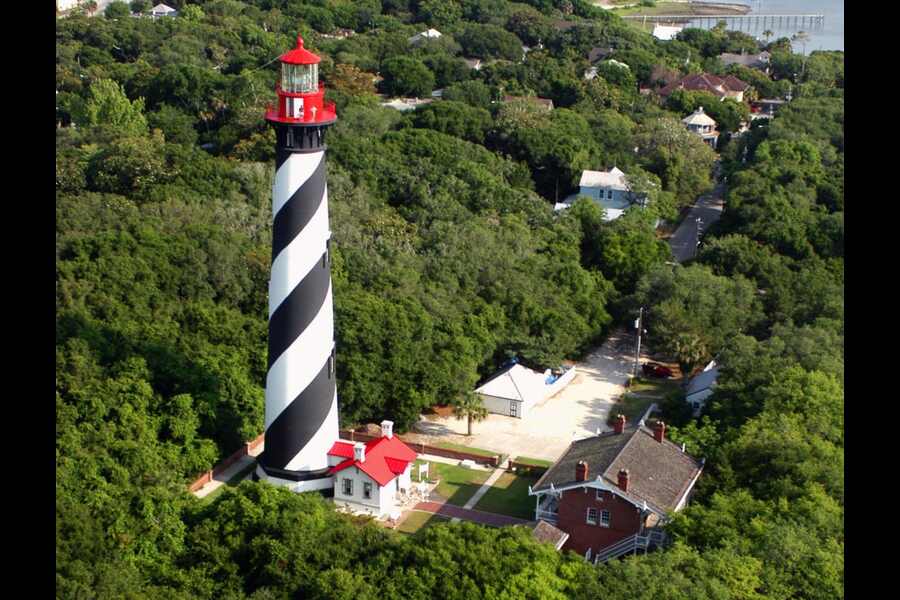 ভূতেদেরও কি নেশা করার অভ্যাস আছে? কৈলাশে মহাদেবের চ্যালারা নাকি গঞ্জিকা সেবন করেন। কিন্তু তারা তো মহাদেবের চ্যালা! সাধারণ ভূতেরাও কি নেশা করে? প্রশ্নের উত্তর পেতে যেতেই হবে এই লাইটহাউজে।