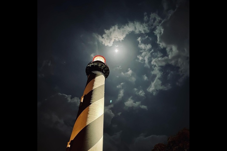 বন্দর শহর হওযার সুবাদে এখানে যে একটা বেশ পুরনো লাইটহাউজ থাকবে, তা তো আন্দাজ করাই যায়। আর সেটাই নাকি ভূতেদের ডেরা।