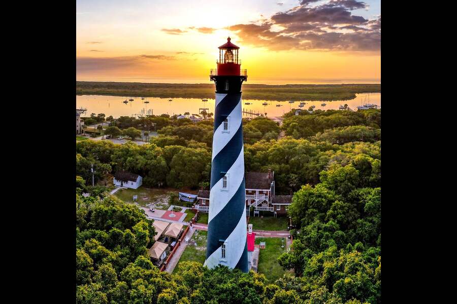 দূর থেকে দেখতে দুর্দান্ত এই লাইটহাউজ। সাদার ওপরে কালো দাগকাটা এই লাইটহাউজ পর্যটক তো বটেই, স্থানীয়দের কাছেও এক বড় আকর্ষণের কেন্দ্র।