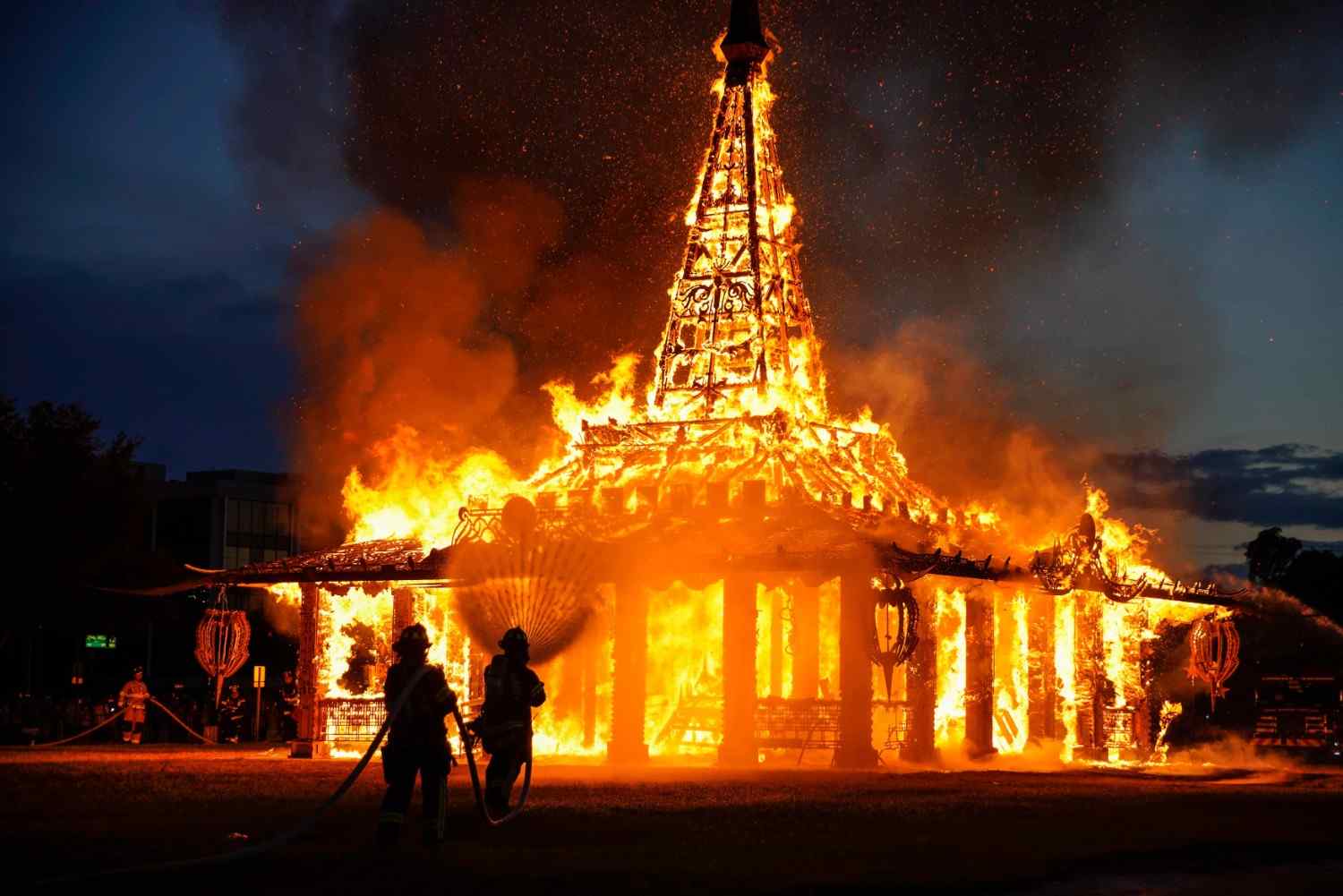 পরাজিত ব্যক্তি বিজয়ীর মন্ত্রশিষ্য হবেন,  এমন প্রতিজ্ঞায় বিচার ও তর্ক শুরু হয়। সিদ্ধান্তবাগীশ পরাজিত হন।  অতএব, এ বার তাঁকে প্রতিজ্ঞা রাখতে হবে। নিজ ইষ্টমন্ত্র ত্যাগ করতে উদ্যত হন তিনি। আচমকা ভয়ানক আগুন ধরে যায় তাঁর ভদ্রাসনে। বাড়ি এবং মন্দির সবই পুড়ে যেতে থাকে। বাড়ি যায় যাক, কিন্তু মন্দির! সেখানে যে আরাধ্যা রয়েছেন! 