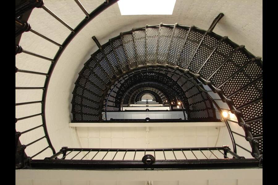 এই লাইটহাউজ নাকি বহু সামুদ্রিক ভূত, পরীদেরও নিয়ে হাজির করেছে বন্দরে। আর সেই কারণেই এটি হয়ে উঠেছে এক ভূতুড়ে আড্ডাখানা।