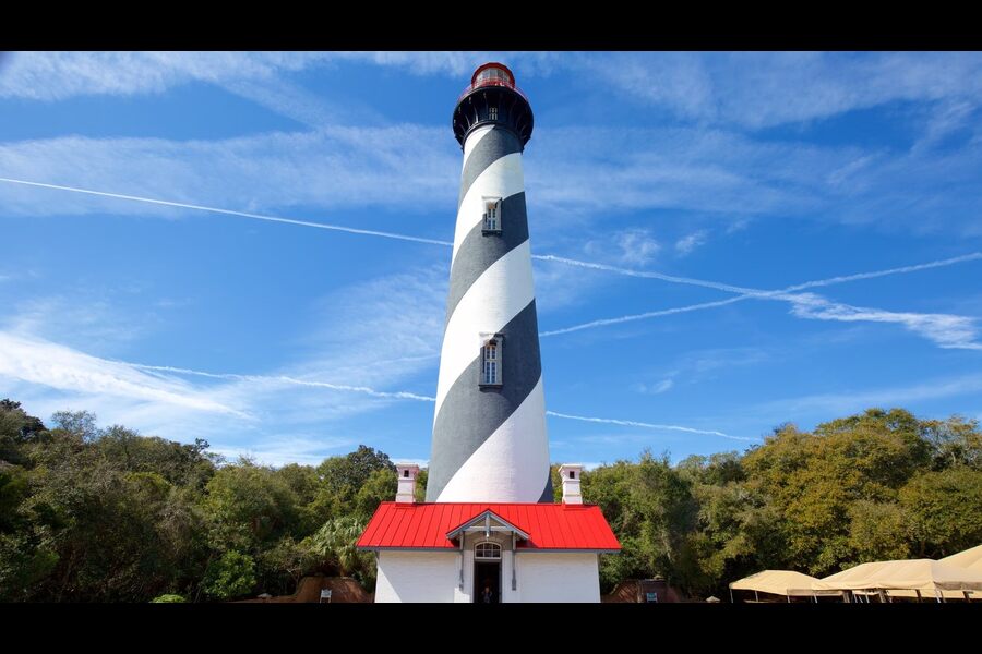 তবে সে সব নিয়ে বেশি ভয় নেই। যাঁকে নিয়ে বেশি ভয়, তিনি হলেন এই লাইটহাউজের প্রাক্তন কেয়ারটেকার। শোনা যায়, তিনিও নাকি বহু যুগ ধরে আস্তানা গেড়েছেন এখানে।