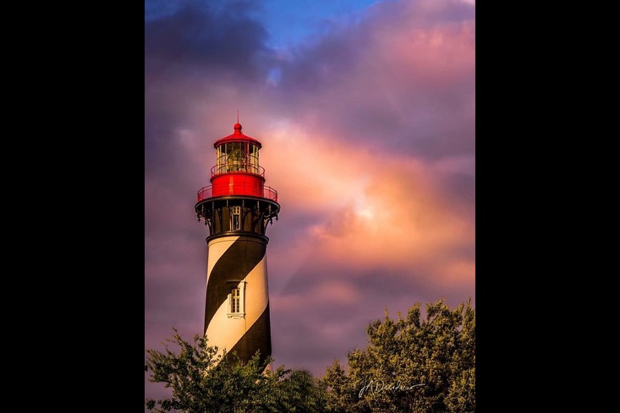  কীভাবে বোঝা গেল তাঁর ভৌতিক উপস্থিতি? এই লাইটহাউজে ধূমপান নিষিদ্ধ। কিন্তু কখনও সখনও, বিশেষ করে রাতের দিকে সেটিই ভরে যায় চেরি ফ্লেবারের তামাকের পোড়া গন্ধে।