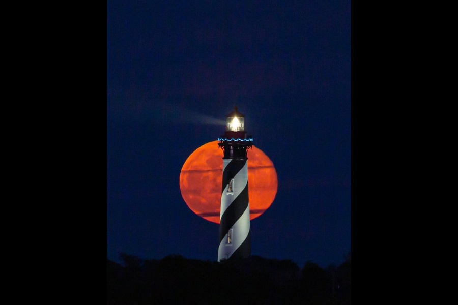 শোনা যায়, প্রাক্তন সেই কেয়ারটেকার নাকি ঠিক এই ফ্লেবারের তামাকই পাইপে সেবন করতেন। আর সেই গন্ধই ফিরে ফিরে আসে বিভিন্ন রাতে। জানান দেয় প্রাক্তন সেই মানুষটির উপস্থিতির কথা।