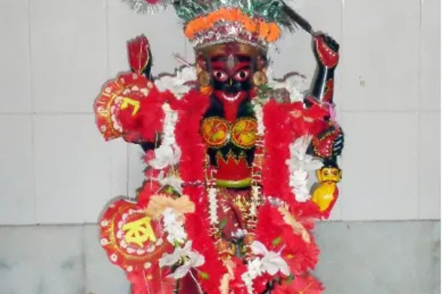 বর্ধমান শহরের দামোদর তীরবর্তী তেজগঞ্জ গ্রামে ছিল এক কালীমন্দির। তখন বর্ধমানের মহারাজা তেজচাঁদ। কথিত, সেই সময়ে যারা অন্যায়-অত্যাচার করত, তাদের সকলকে মন্দিরের সামনে হাড়িকাঠে বলি দেওয়া হত। 