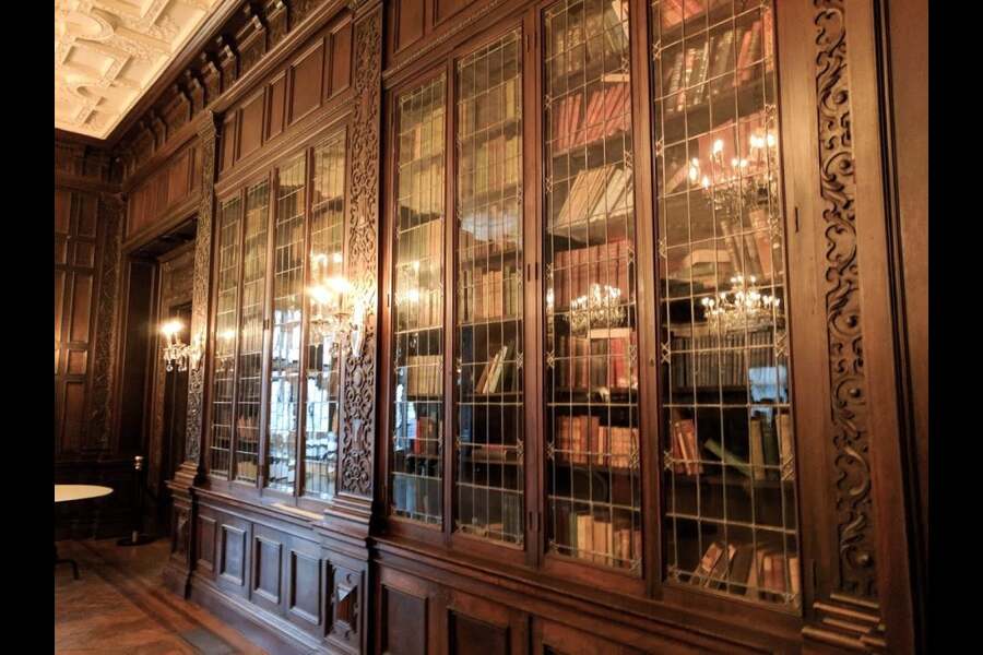 ছবির মতো সুন্দর বাড়ি। দূর থেকে দেখলে মনে হয় রূপকথার কাসল। ভিতরটিও তাই। এত সুন্দর বাড়িতে থাকলে বেরোতেই ইচ্ছা করে না।